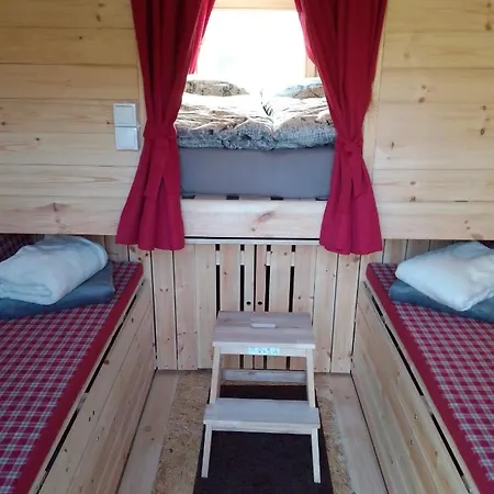 Schlaffass Und Hütte Mit Teich *