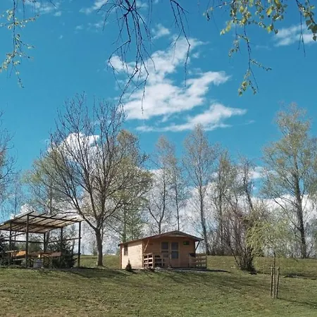 Schlaffass Und Hütte Mit Teich *